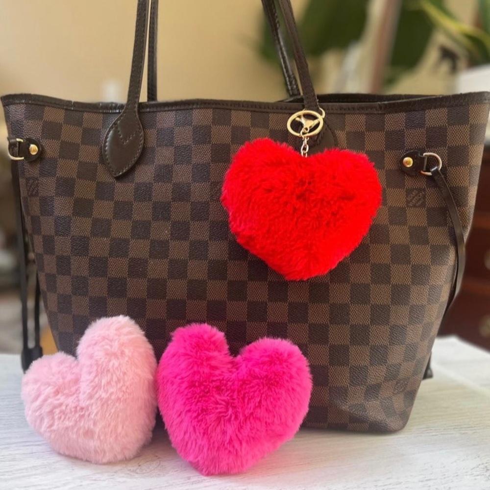 3/$25💥 New White Faux Fur Heart Shaped With Gold Keychain and a White Tassel